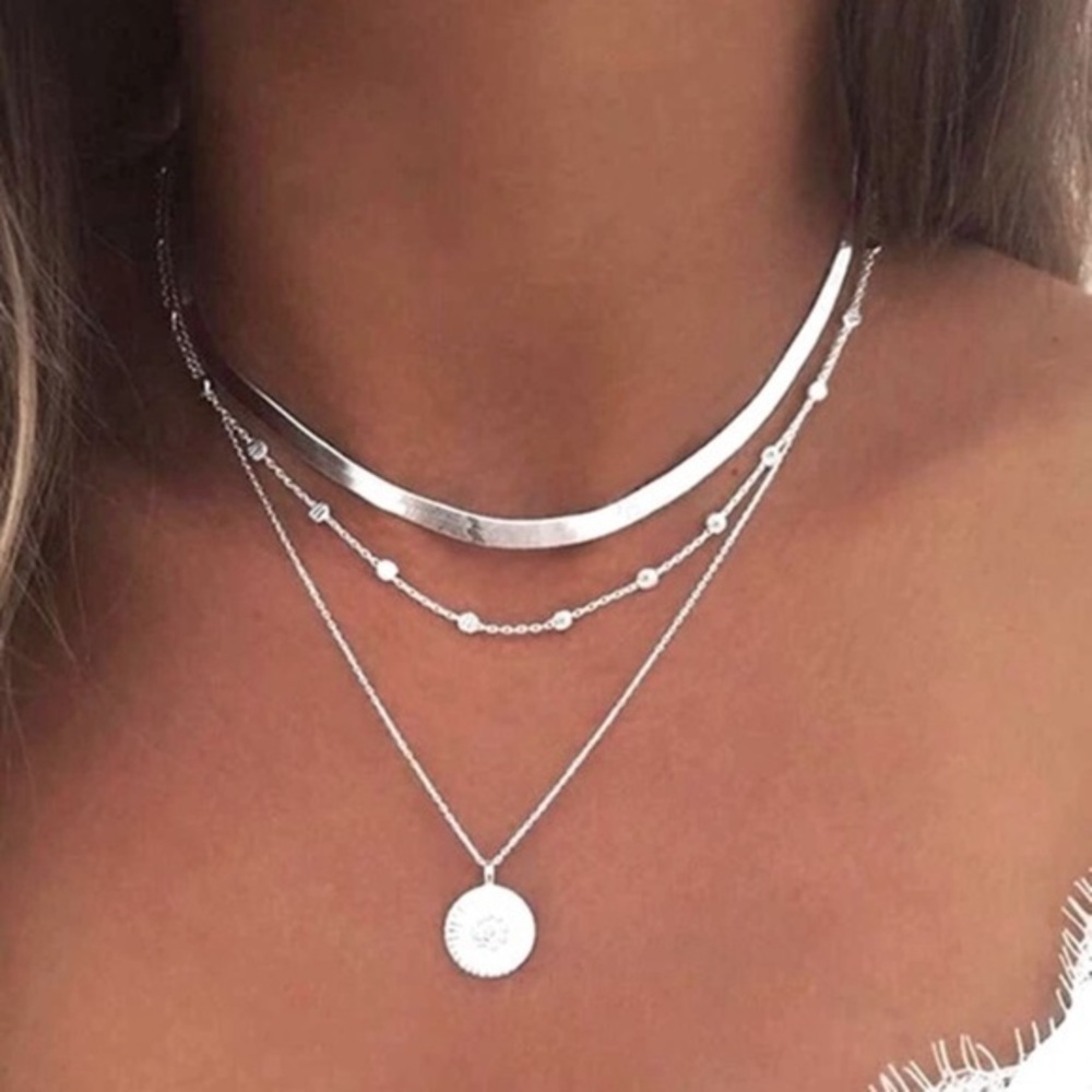 Silver round pendant choker necklace